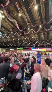 Обстановка в аэропорту Шереметьево   Наблюдаются скопления у стоек регистраци...