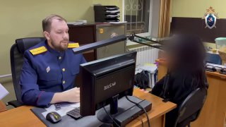 В Красноярске по подозрению в мошенничестве задержали 18-летнюю девушку, связ...