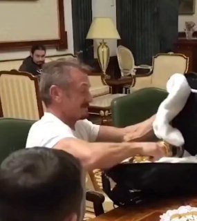 Режиссёр Шон Пенн подарил Зеленскому свой Оскар, т.к. никто и никогда ещё не ...