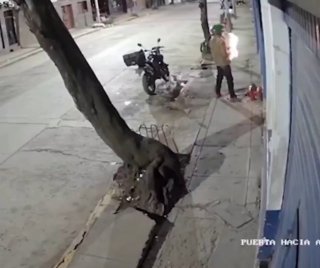 Perú   | Un extorsionador se prendió en fuego cuando intentaba incendiar un l...