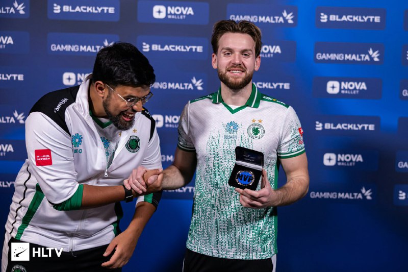 Тренер Фальконс не сдержал эмоций, когда увидел, что обосраную и обоссаную мв...