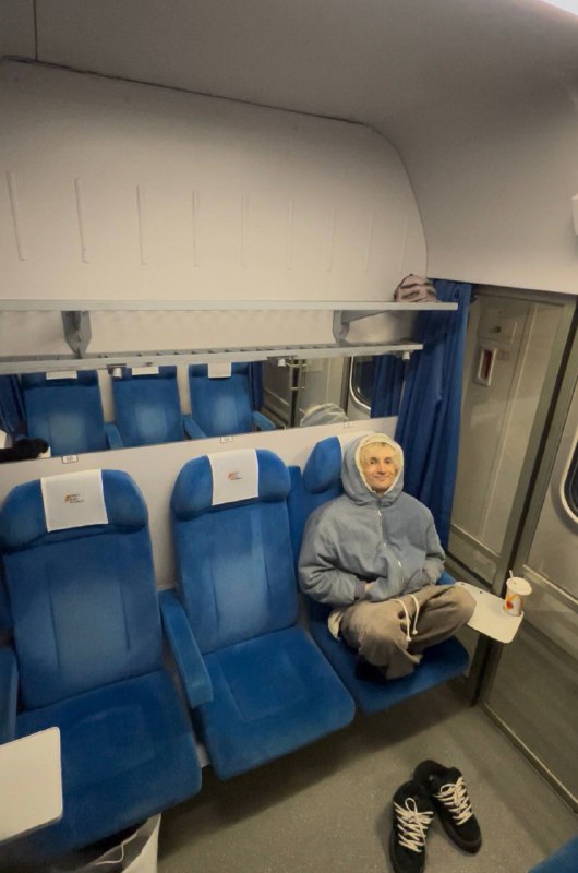 эт я сейчас еду в первом классе поезда  ГДЕ СЛОМАЛОСЬ ОТОПЛЕНИЕ ЗАМЕРЗ НАХ)  ...