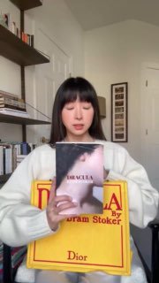 Помимо «Bow Bag» у Dior сейчас также пользуются спросом еще одна новинка — шо...