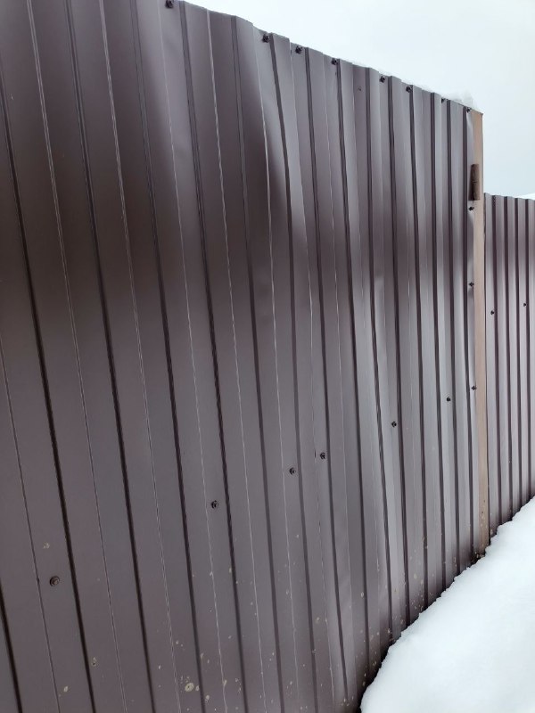 Здравствуйте,подскажите почему профлист на заборе волнами начало выгибать?