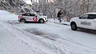 В Ялте внезапно выпал снег. У них там поди и не переобуваются, а тут внезапно...