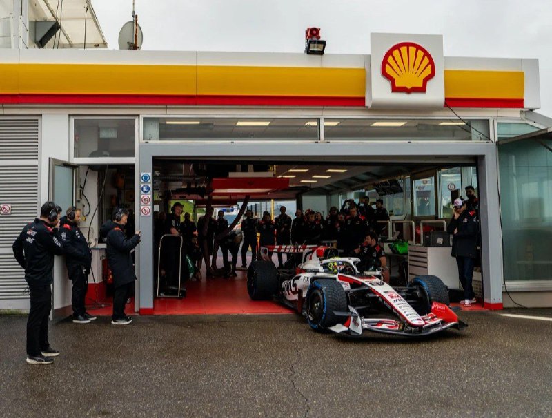 Когда тифози разошлись по домам, Хаас решили тоже прокатится по трассе   Все ...