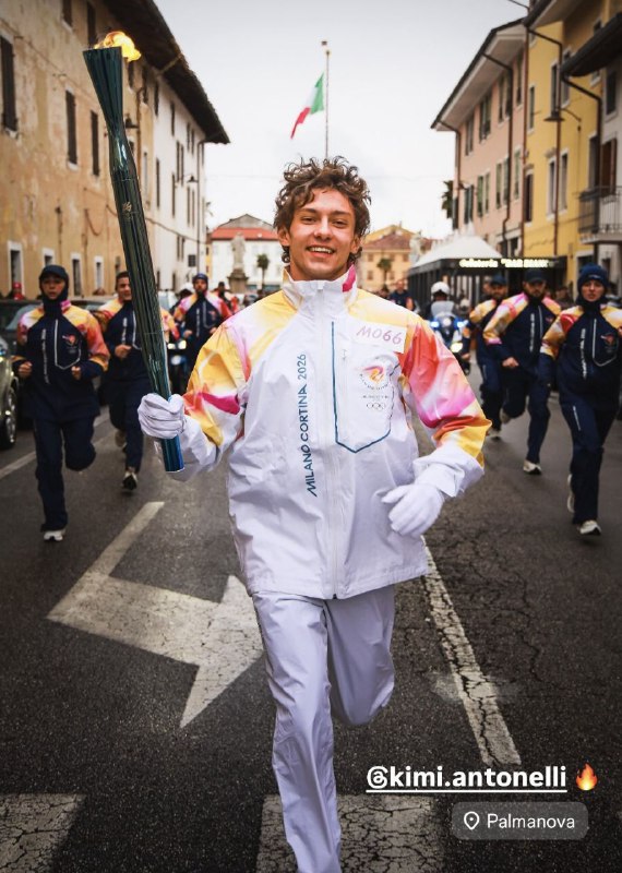 Андреа Кими Антонелли с олимпийским огнём   Эстафета двигается в сторону Мила...