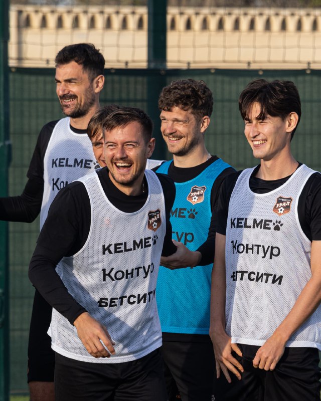 Завершаем день на позитиве  Спокойной ночи, оранжево-чёрные       ФК «Урал» в...