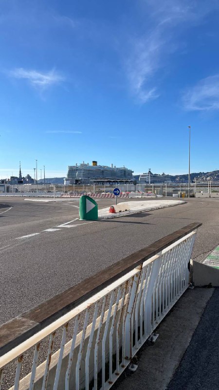 Круизный лайнер Costa Toscana прибыл в Марсель. Это не Савона, где порт прямо...