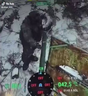 Слабоумие и отвага. Российский солдат, оказавшись один на один с дроном-камик...