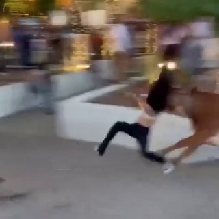 Meksika'da bir boğa, yakaladığı kadını boynuzlarıyla havaya fırlattı.     Hab...