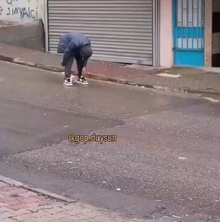 İstanbul Gaziosmanpaşa'da uyuşturucu kullanan gencin hali böyle görüntülendi....