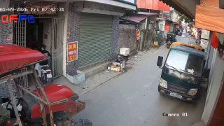 May cái lưỡi cày nó không phang vào chân bé kia, ông chú vậy mà cứ ngồi im tr...