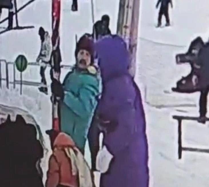 Мужик избил 13-летнего школьника в Екатеринбурге после того, как тот на снего...