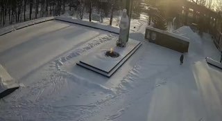 В Серове пожилая женщина потушила Вечный огонь венком и спокойно пошла дальше...