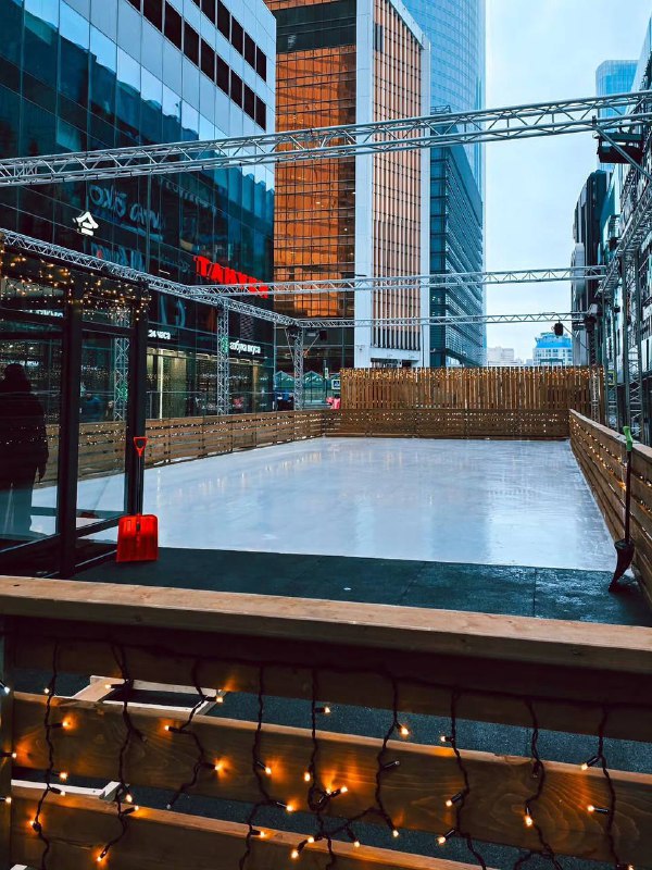 В деловом центре «Москва-Сити» работает бесплатный каток   Он расположен прям...