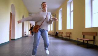 Женя танцует, а не делает домашку     Домашку ей сделал Шпаргач — лучшая нейр...