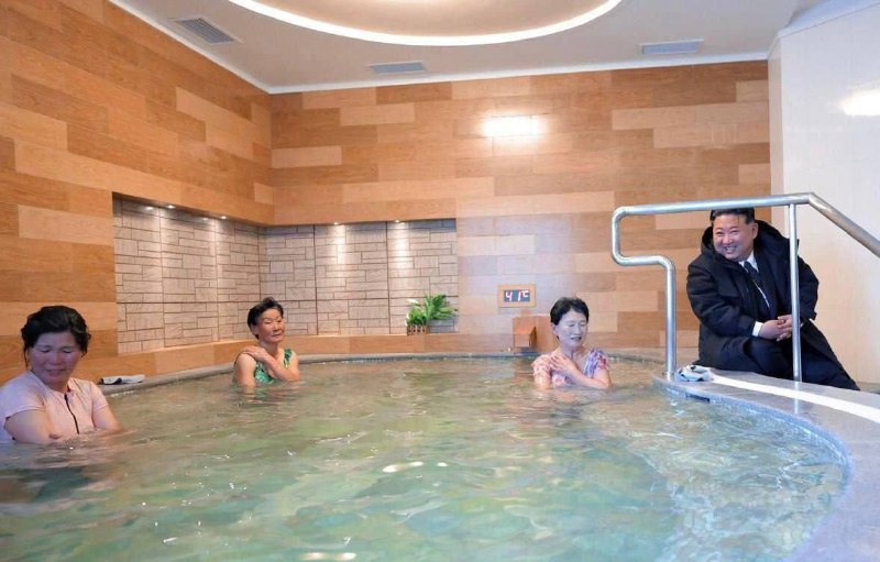 Ким Чен Ын проинспектировал санатории для трудящихся КНДР.  (когда закинул пе...