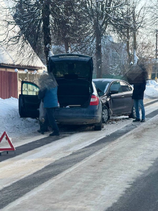 ДТП возле Автомира: лоб в лоб.  Уважаемые водители, будьте, пожалуйста, остор...