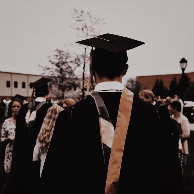 Университеты в Чехии массово отменяют бакалаврские дипломные работы из-за ИИ ...