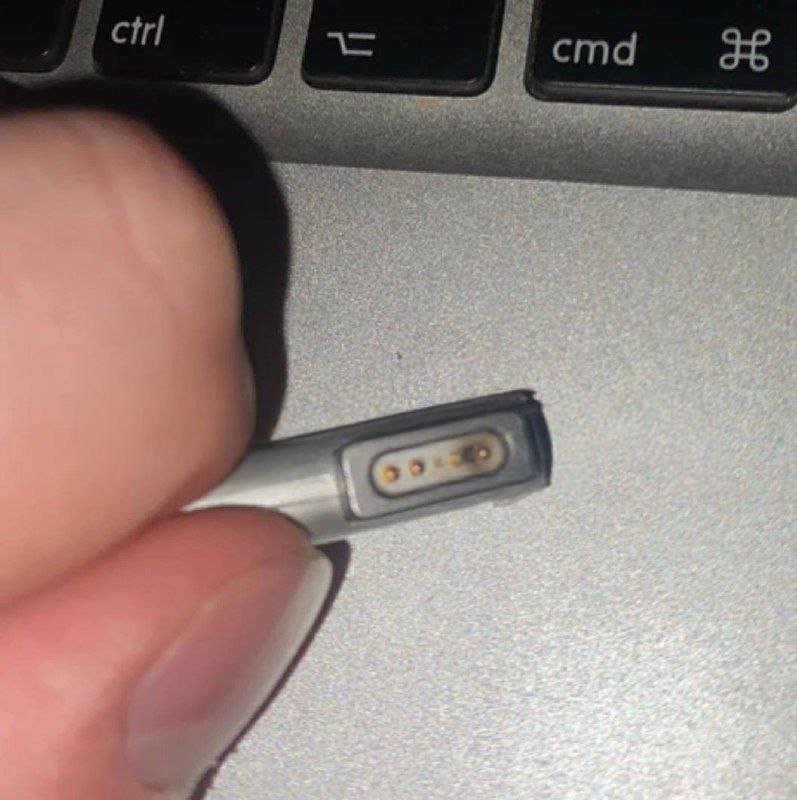 Россияне жалуются на зарядки Apple из Европы: выбивает автоматы и ломается те...