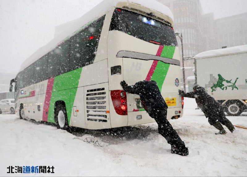 Мощный снегопад обрушился на японский остров Хоккайдо и привёл к серьёзным на...