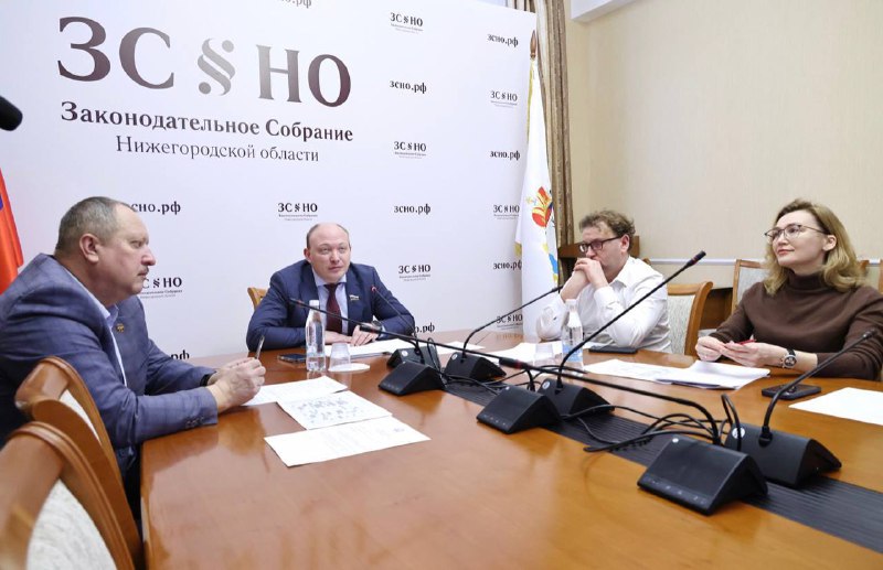 Вместе с коллегами обсудили работу физкультурно-спортивного клуба «Парламент»...