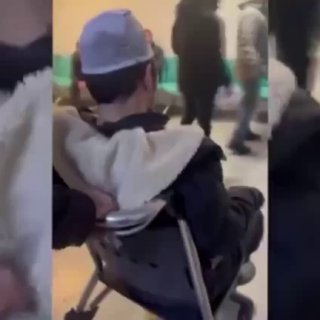 Tekerlekli sandalye çekmiş altına