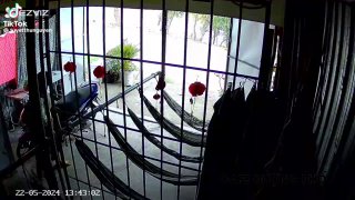 Quá tàn nhẫn với 1 đứa trẻ con như vậy