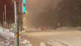 Дептранс Москвы на фоне сильного снегопада призвал временно отказаться от пое...