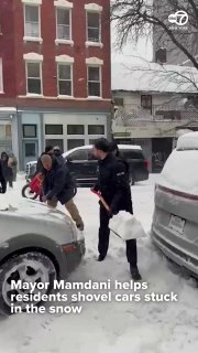 Мэр Нью-Йорка Зохран Мамдани вышел с остальными трудящимися лопатой помахать....