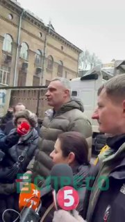 Кличко заявил, что около 600 тыс. жителей Киева каждую ночь выезжают из город...