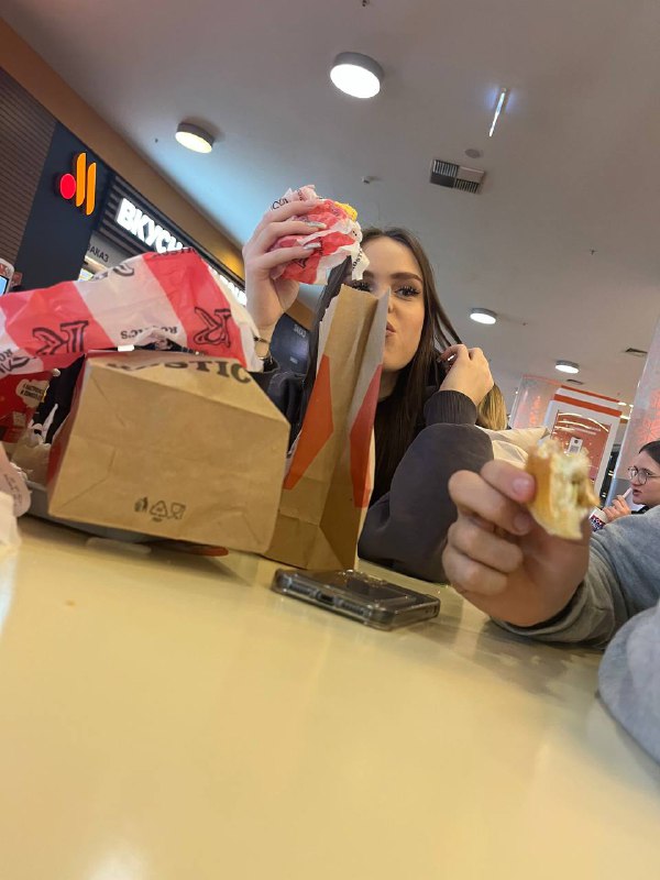 ищу девочку,встретились в ауре на фудкорте,очень мило кушала ай ролл,хочу поз...